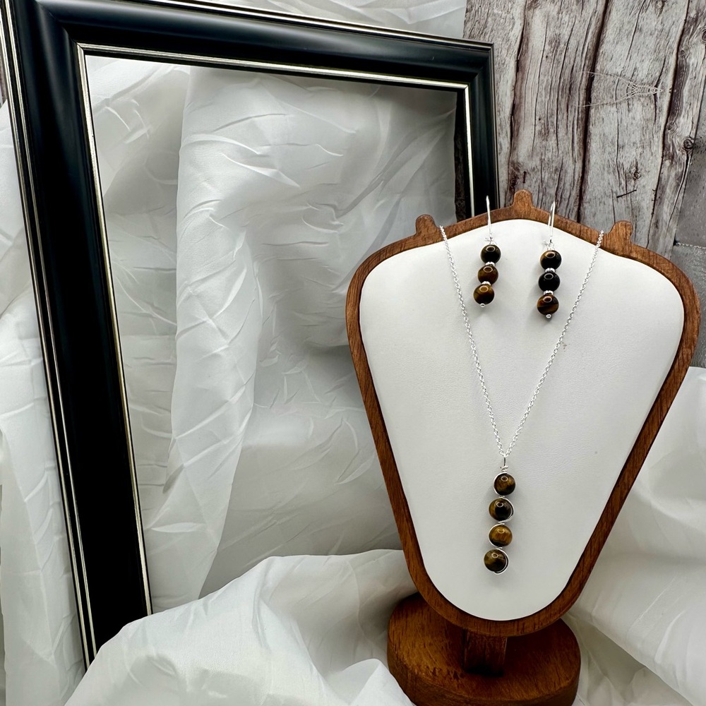 Elegant Black Bead Necklace with Minimalist Design